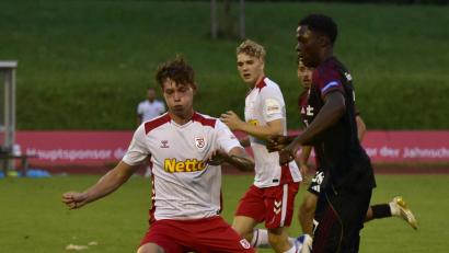 Bild: mhs
Ben Kippes (links/in einem A-Jugendspiel gegen den 1. FC Nürnberg) kehrt vom SSV Jahn Regensburg zur DJK Neustadt/WN zurück.