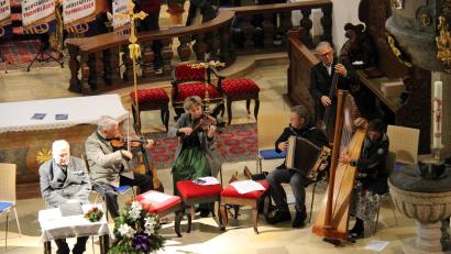 Bild: Hans Prem
Mit beschwingten Landlern und Walzern brachte die "Pongauer Geigenmusi" alpenländische Musik in die Stadtpfarrkirche St. Georg. Für das musikalische Programm des Alpenländischen Adventsingens zeichnete Peter Windhofer (Zweiter von links) verantwortlich.