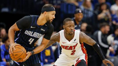 Bild: Kevin Kolczynski/AP/dpa
Terry Rozier (r) spielte zuletzt für Miami. (Archivbild)