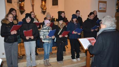 Bild: jr
Der Kinderchor Wiesau unter der Leitung von Christa Holm bot drei Lieder zur Adventszeit dar.