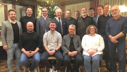 Bild: wro
Die Kandidaten der CSU Fuchsmühl für die bevorstehende Kommunalwahl stellten sich im Hotel Hackelstein vor. Für das Bürgermeisteramt bewirbt sich erneut Wolfgang Braun (vorne, Zweiter von rechts)