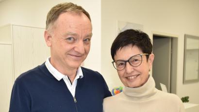 Bild: no
Nach 31 Jahren endet am 31. Dezember diesen Jahres die Praxisära Dr. Balogh in Illschwang. Arthur und Henriette Balogh übergeben zum Jahresbeginn 2026 ihre Praxis an Dr. Rica Torun. Die beiden werden sich dann gemeinsam in ihrer Praxis in Sulzbach-Rosenberg um das medizinische Wohl ihrer Patienten kümmern.