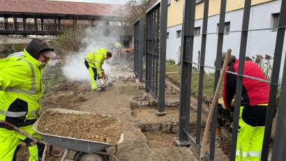 Bild: Petra Hartl
Die Stadt Amberg lässt in der Altstadt an der Vils Sitzbänke mit Rankelementen für Pflanzen aufbauen.