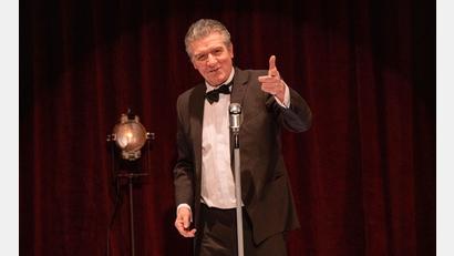 Bild: Matthias Stutte/exb
Michael Ophelders spielt und singt Frank Sinatra.