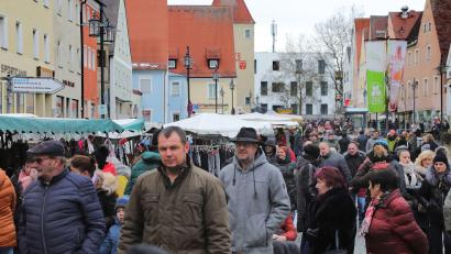 Archivbild: Wolfgang Steinbacher
Beim Lichtmessmarkt (nächster Termin: 8. Februar 2026) strömen oftmals Menschenmassen in die Sulzbacher Altstadt. Dazu trägt auch bei, dass an diesem Sonntag Geschäfte öffnen dürfen. Im Stadtrat wurde nun eine neue Ladenschlussverordnung beschlossen.