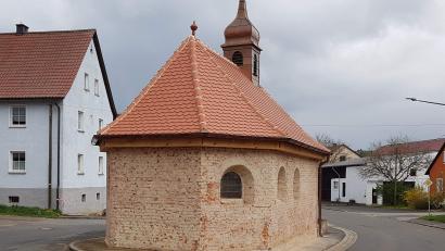 Archivbild: u
Im Jahr 2022 wurde die Kapelle in Steiningloh (hier während der Bauarbeiten) nach einer Sanierung feierlich wieder geweiht. Bei der Bürgerversammlung ging es nun unter anderem um die Kosten für das Projekt.