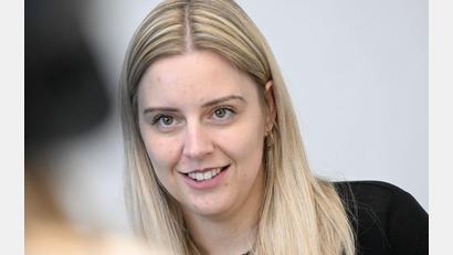 Bild: Felix Hörhager/dpa
Mit dem Unternehmen von Jeff Bezos fliegt Michaela Benthaus bald für einige Minuten in den Weltraum.