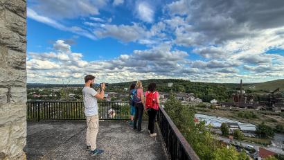Archivbild: Wolfgang Steinbacher
Menschen, Natur, Geschichte: Sulzbach-Rosenberg hat viel zu bieten. Beim Heimat-Erlebnistag sollen diese Besonderheiten der Heimat hervorgehoben werden. Das Unser Bild zeigt Dreharbeiten im September für einen städtischen Imagefilm am Kriegerdenkmal in Rosenberg. Der Film (noch nicht veröffentlicht) soll den Tourismus ankurbeln.