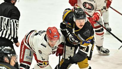 Archivbild: Hubert Ziegler
21 Gegentore in zwei Spielen: Offensiv und defensiv läuft's bei dem ERSC Amberg um Nolan Gardiner (rechts) mehr schlecht als recht.