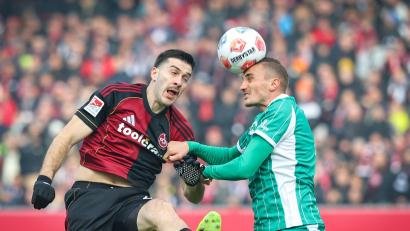 Bild: Daniel Karmann/dpa
Der Fürther Philipp Ziereis (rechts) im Kopfballduell mit Luka Lochoshvili vom 1. FC Nürnberg. Ziereis war mit dem 2:2 sehr zufrieden.