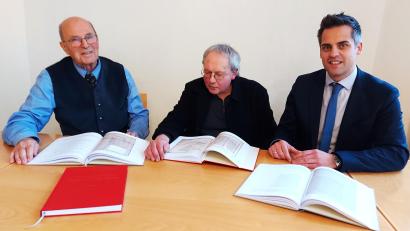 Bild: lg
Von links Max Zinnbauer, Dr. Reiner Reisinger und Bürgermeister Rudolf Teplitzky bei der Präsentation von zwei Quellenbänden im Rathaussaal.