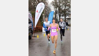 Bild: Bruessel-Foto
Domenika Mayer war schnellste Frau auf der 10-Kilometer-Strecke beim Nikolauslauf in Regensburg.