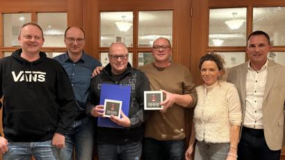 Bild: Autohaus Dobner/exb
Peter Dobner (von rechts) und Sabine Dobner vom gleichnamigen Dobner ehrten langjährige Mitarbeiter.