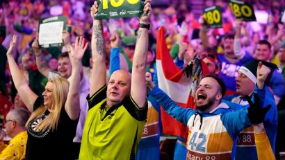 Bild: John Walton/Press Association/dpa
Verkleidete Fans und 180-Schilder: So sieht die WM im Ally Pally aus. (Archivbild)