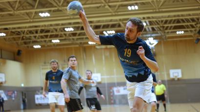 Bild: Dieter Jäschke
Die HSG Weiden (blaue Trikots) besiegte in der Handball-Bezirksliga Ostbayern Ost die SG Schierling/Langquaid in eigener Halle klar mit 34:25.