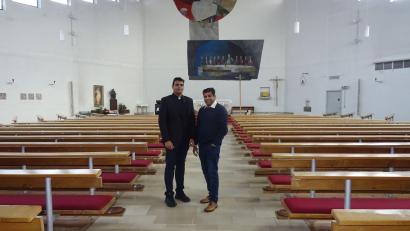 Bild: apr
Herzlich empfangen wurde Pfarrvikar Tony Sunny (links) in der Herz Jesu Kirche von seinem Ordensbruder Pater John.