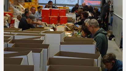 Bild: Houschka
Viele leere Kartons und dahinter eine Mannschaft von Ehrenamtlichen, die in die Schachteln alles hineingeben, was bitterarme Rumänen dringend brauchen. Am zweiten Weihnachtsfeiertag treten die Geschenkpakete ihre Reise nach Osteuropa an.