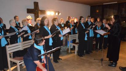 Bild: uz
"Chorisma" beim Weihnachtskonzert in der Kreuz-Christi-Kirche.