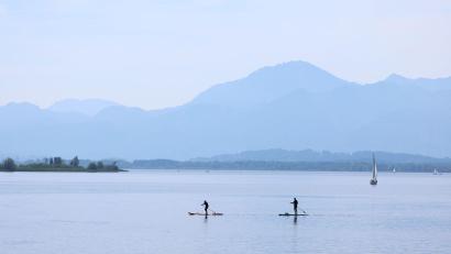 Bild: Karl-Josef Hildenbrand/dpa
Bayerns Seen und Flüsse sind nicht nur bei Urlaubern sehr beliebt - auch zur Energiegewinnung können sie einen wichtigen Beitrag leisten. Neben der Wasserkraft bietet sich vielerorts im Land auch die sogenannte Gewässerthermie an. (Illustration)