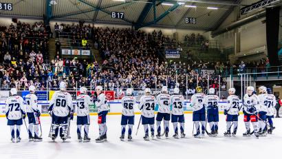 Bild: Tobias Neubert
Die zahlreichen Fans der Blue Devils Weiden in der Donauarena bewiesen nach dem Spiel Fingerspitzengefühl, indem sie die Mannschaft trotz der Derbyniederlage gegen die Eisbären Regensburg feierten.