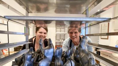 Bild: sbö
Nina und Gaby Oberem stellen die Zuckerhasen mit alten Formen aus Metall her.