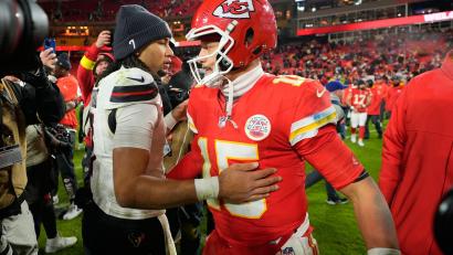 Bild: Charlie Riedel/AP/dpa
Patrick Mahomes (15) musste Houstons Quarterback C.J. Stroud zum Sieg gratulieren.