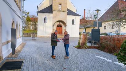 Bild: bsc
Auch der Vorplatz des neuen Rathauses ist in die Friedenfelser Dorfweihnacht eingebunden. Bürgermeister Oskar Schuster (links) und Organisationsleiterin Melanie Höfer klärten in der letzten Woche noch Details zur Unterbringung der zahlreichen Fieranten.