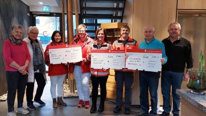 Bild: Gerhard Müller/exb
Renate Groß (links) und Anneliese Kohl (Zweite von links) überreichen Spendenschecks an Vertreter sozialer Organisationen.