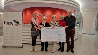 Bild: Maria Schöffel
Von links nach rechts: Sonja Prüll (2. Stiftungsvorsitzende), Gerlinde Engel (Stiftungsgründerin), Stefanie Zühlke-Schmidt (Chorleiterin), Claudia Hinrichsen und Dieter Roll (beide Singing Witt).