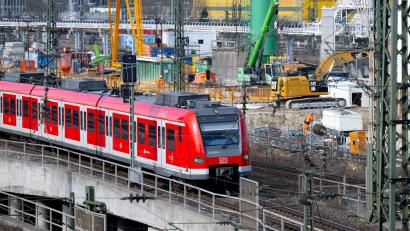 Bild: Sven Hoppe/dpa
Baustellen wie die zum Bau der zweiten S-Bahn-Stammstrecke verursachen immer wieder Verspätungen. (Archivbild)