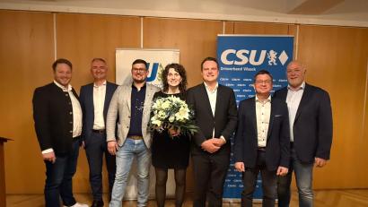 Bild: Wasmuth
Von links: JU-Kreisvorsitzender Henner Wasmuth, CSU-Kreisvorsitzender Harald Schwartz, Vorsitzender CSU Vilseck Umland Christian Trummer, Anna Dittrich, Bürgermeisterkandidat Jonas Dittrich, 3. Bürgermeister Markus Graf, CSU -Fraktionsvorsitzender Peter Lehner.