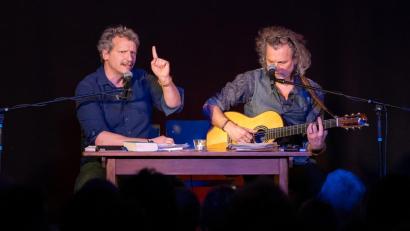 Bild: Irmgard Sinnesbichler
Gerd Baumann (rechts) und der Regisseur Marcus H. Rosenmüller mit ihrem Programm "Wenn nicht wer du!"