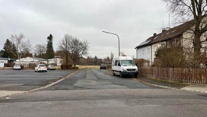 Bild: Gabi Schönberger
Über diese Stichstraße neben dem Parkplatz (links) soll später das neue Wohnquartier auf dem ehemaligen Sportplatz der SV Detag angefahren werden. Umliegende Anwohner haben Sorge, dass die Einmündung zur viel befahrenen Königsberger Straße (im Vordergrund) damit zur Gefahrenstelle werden könnte.