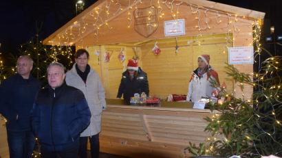 Bild: fz
Süße Waffeln gefällig? Mutter und Tochter Reil bereiteten die Waffeln frisch zu.