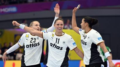 Bild: Federico Gambarini/dpa
Xenia Smits (m) gehört zu den Führungsspielerinnen im DHB-Team.