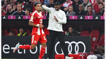 Bild: Sven Hoppe/dpa
Vincent Kompany (r) gönnt dem gesperrten Luis Díaz einen Kurzurlaub.