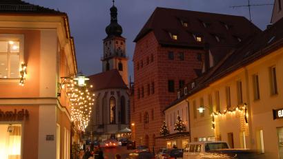 Archivbild: Petra Hartl
In der Adventszeit präsentiert sich die Sulzbacher Altstadt festlich beleuchtet. Am Samstag, 13. Dezember, organisiert hier Pro Su-Ro mit 13 teilnehmenden Geschäften einen "langen Adventssamstag".