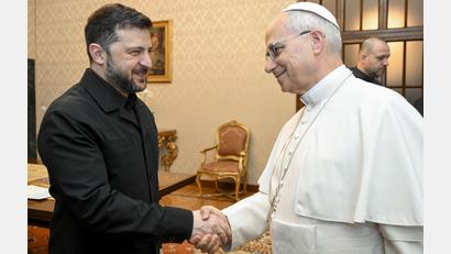 Bild: Vatican Media/IPA via ZUMA Press/dpa
In Rom traf Selenskyj zunächst Papst Leo.