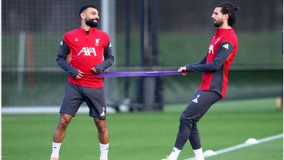 Bild: Tim Markland/PA Wire/dpa
Bayern-Sportvorstand Max Eberl hat Spekulationen über eine mögliche Verpflichtung von Stürmerstar Mohamed Salah (l) vom FC Liverpool zurückgewiesen.