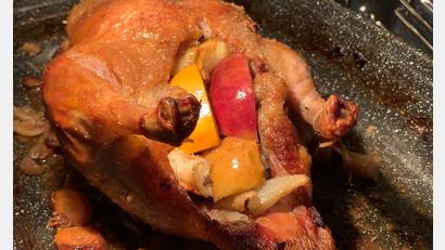 Bild: Michael Schiffer
Die gefüllte Ente wird im Backofen kross gebraten.
