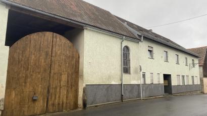 Bild: sbö
Die vordere Seite des Anwesens liegt direkt an der Neunburger Straße in Altendorf.