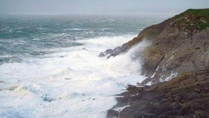 Bild: Noel Sweeney/PA Wire/dpa
In Irland sorgen starke Sturmböen für Einschränkungen.