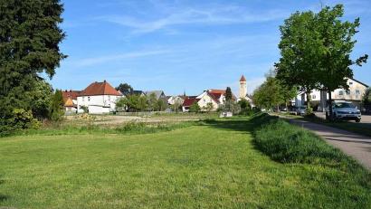 Archivbild: Richard Braun
Das Birnbaum-Areal ist ein Filetstück im Zentrum von Schwarzenfeld. Im Hintergrund ist der Turm der katholischen Pfarrkirche zu sehen. Die Grundstücksvergabe soll im Rahmen einer sogenannten Konzeptvergabe erfolgen.