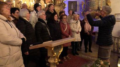 Bild: Eva Seifried
Mit traditionellen Adventsweisen erfreute der katholische Kirchenchor Weiherhammer unter Leitung von Ulrike Rauch (rechts) die Besucher.