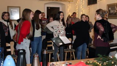 Bild: lep
Die Gesangsprobe startete mit Atemübungen, um die Atemstütze zu aktivieren und die Lungenkapazität zu trainieren.