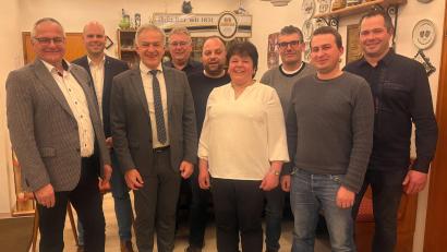 Bild: exa
Die CSU Pullenreuth legte ihre Liste für die Kommunalwahl 2026 fest. Auf dem Bild (von links) Bürgermeister Hubert Kraus, Maximilian Hempel, Landrat Roland Grillmeier, Stephan Plannerer, Alexander Hecht, Christa Bayer, Reinhold Lochner, Nico Spörl und Martin Sticht.