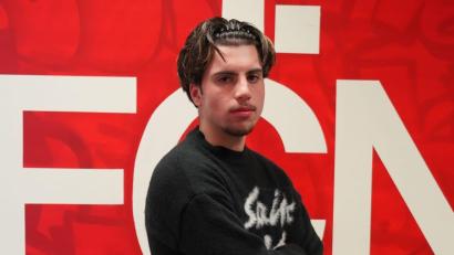 Bild: Stephan Keller
Noah Keller vor dem Logo des 1. FC Nürnberg.