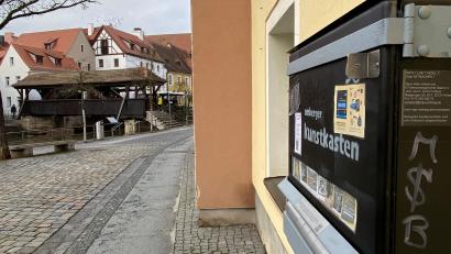 Bild: Andreas Ascherl
Der Amberger Kunstkasten in der Schiffgasse. Hier finden sich nicht nur schöne Kunstwerke, sondern auch attraktive Gutscheine.