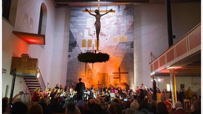 Bild: Angela Thar/exb
Solisten, Ensembles, Chöre und das Jugendorchester der Städtischen Sing- und Musikschule Sulzbach-Rosenberg stimmen am 3. Advent in der Christuskirche musikalisch aufs Fest ein.