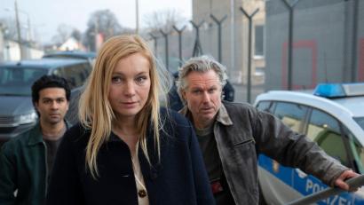 Bild: Christoph Assmann/ZDF/dpa
Tayfun Bastürk (Altamasch Noor, links), Judith Schrader (Nadja Uhl) und Jochen Montag (Dirk Borchardt) rücken zur Durchsuchung an.